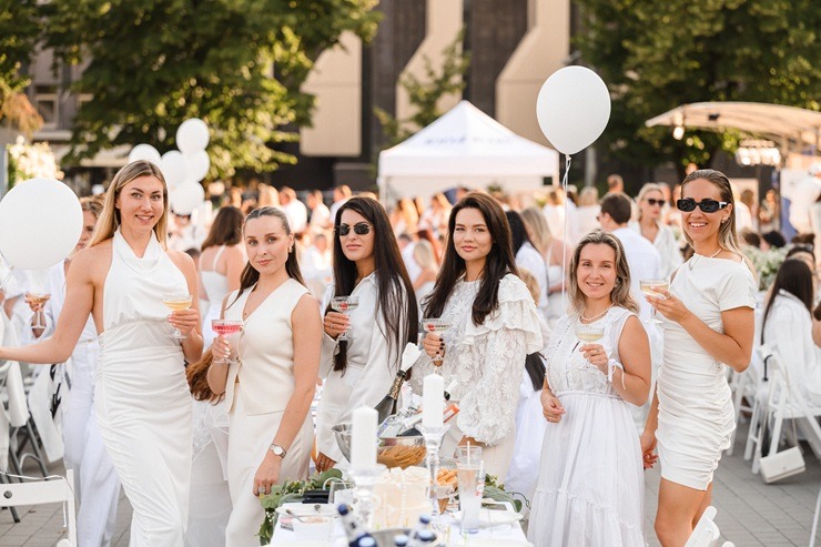«L’elegante Pop-Up Picnic» – Baltā vasaras tradīcija, kas Rīgu iedvesmo jau vienpadsmito gadu 373923