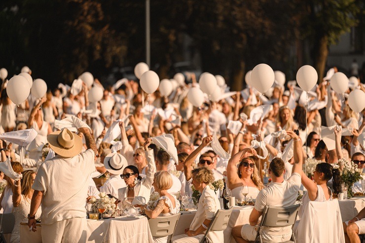 «L’elegante Pop-Up Picnic» – Baltā vasaras tradīcija, kas Rīgu iedvesmo jau vienpadsmito gadu 373927