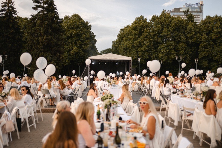 «L’elegante Pop-Up Picnic» – Baltā vasaras tradīcija, kas Rīgu iedvesmo jau vienpadsmito gadu 373928