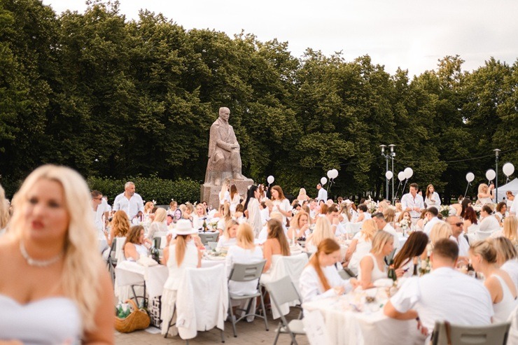 «L’elegante Pop-Up Picnic» – Baltā vasaras tradīcija, kas Rīgu iedvesmo jau vienpadsmito gadu 373929