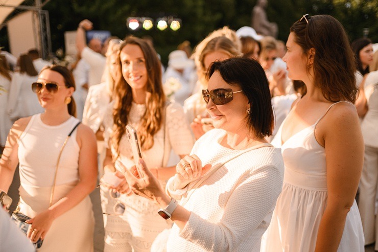 «L’elegante Pop-Up Picnic» – Baltā vasaras tradīcija, kas Rīgu iedvesmo jau vienpadsmito gadu 373930
