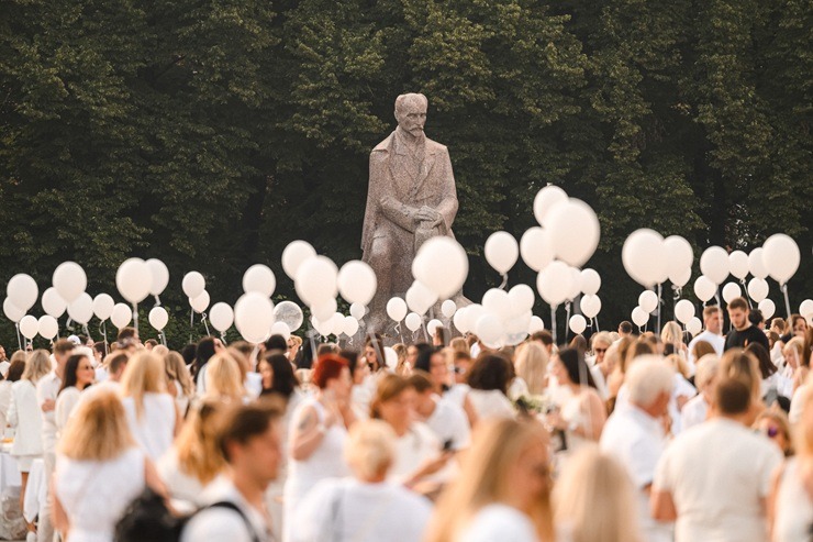 «L’elegante Pop-Up Picnic» – Baltā vasaras tradīcija, kas Rīgu iedvesmo jau vienpadsmito gadu 373918
