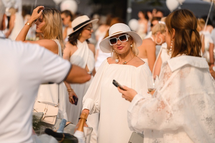 «L’elegante Pop-Up Picnic» – Baltā vasaras tradīcija, kas Rīgu iedvesmo jau vienpadsmito gadu 373919