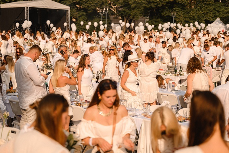 «L’elegante Pop-Up Picnic» – Baltā vasaras tradīcija, kas Rīgu iedvesmo jau vienpadsmito gadu 373921