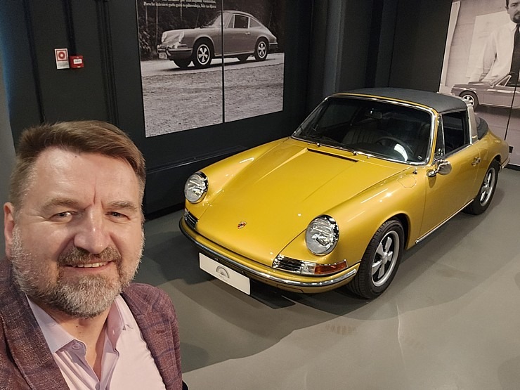 Rīgas Motormuzejā atklāj unikālu izstādi «Skaistuma trajektorijas» 373940