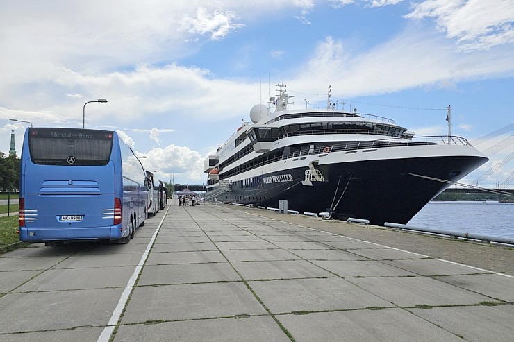 Rīgā pirmo reizi ienāk luksusa ekspedīciju kruīzu kuģis «World Traveller» zem Portugāles karoga 374176