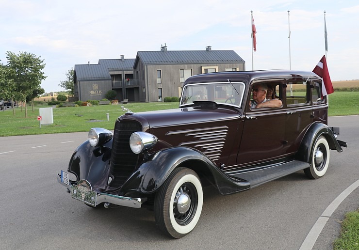 Atpūtas komplekss «Miķelis» Bauskas novadā pulcē antīko automobiļu braucējus 374196