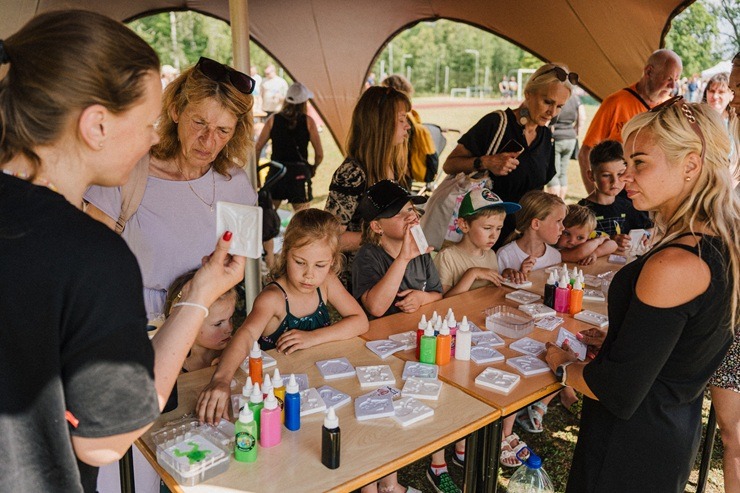 Dienvidkurzemes novada Priekulē līksmi un izzinoši svin Ikara svētkus 374241