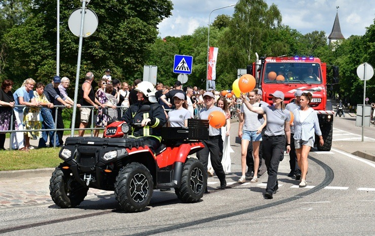 Dienvidkurzemes novada Priekulē līksmi un izzinoši svin Ikara svētkus 374238