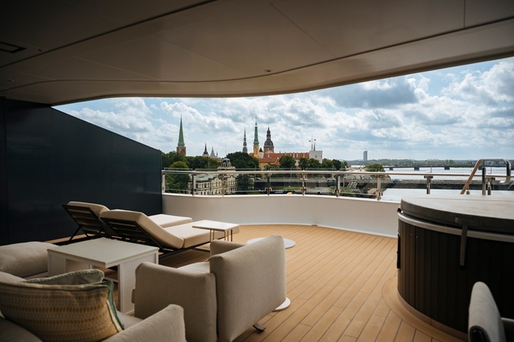 Rīgā ienāk pasaules slavenā zīmola «The Ritz-Carlton Yacht Collection» superjahta «ILMA». Foto: Valdis Skudre Rīgā ienāk pasaules slavenā zīmola «The Ritz-Carlton Yacht Collection» superjahta «ILMA». Foto: Valdis Skudre 374633