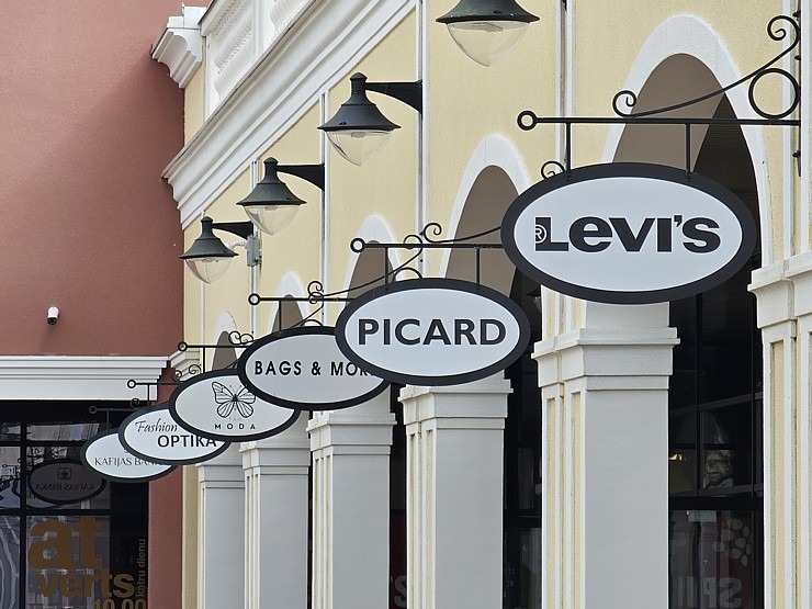Apmeklējam modernu iepirkšanās ciematu «Via Jurmala Outlet Village» 374806