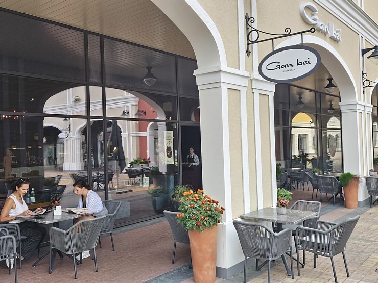 Apmeklējam modernu iepirkšanās ciematu «Via Jurmala Outlet Village» 374812