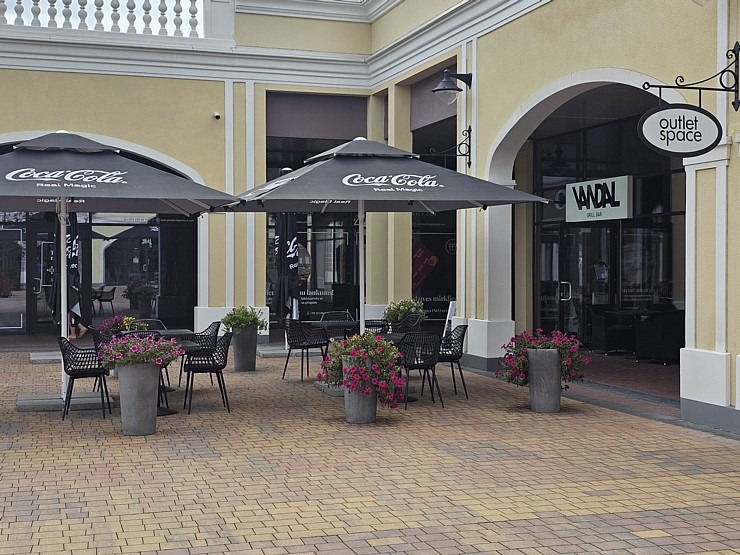 Apmeklējam modernu iepirkšanās ciematu «Via Jurmala Outlet Village» 374815