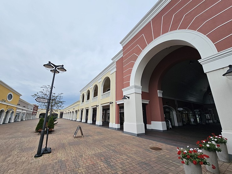 Apmeklējam modernu iepirkšanās ciematu «Via Jurmala Outlet Village» 374798