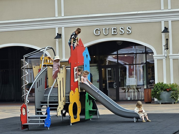Apmeklējam modernu iepirkšanās ciematu «Via Jurmala Outlet Village» 374817