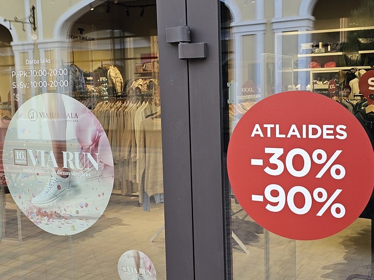 Apmeklējam modernu iepirkšanās ciematu «Via Jurmala Outlet Village» 374823