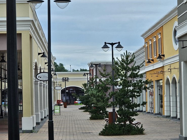 Apmeklējam modernu iepirkšanās ciematu «Via Jurmala Outlet Village» 374824