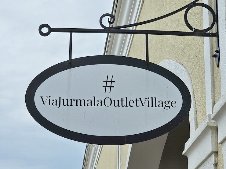 Apmeklējam modernu iepirkšanās ciematu «Via Jurmala Outlet Village» 374825