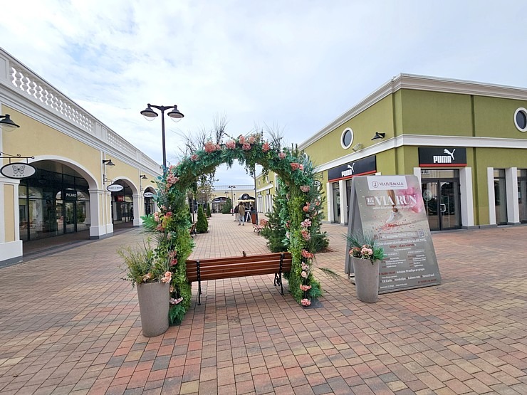 Apmeklējam modernu iepirkšanās ciematu «Via Jurmala Outlet Village» 374799