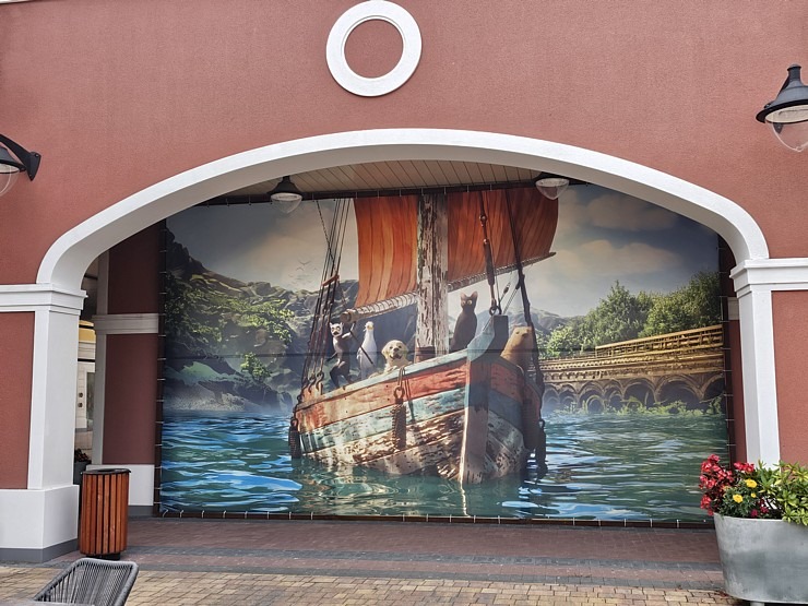 Apmeklējam modernu iepirkšanās ciematu «Via Jurmala Outlet Village» 374800