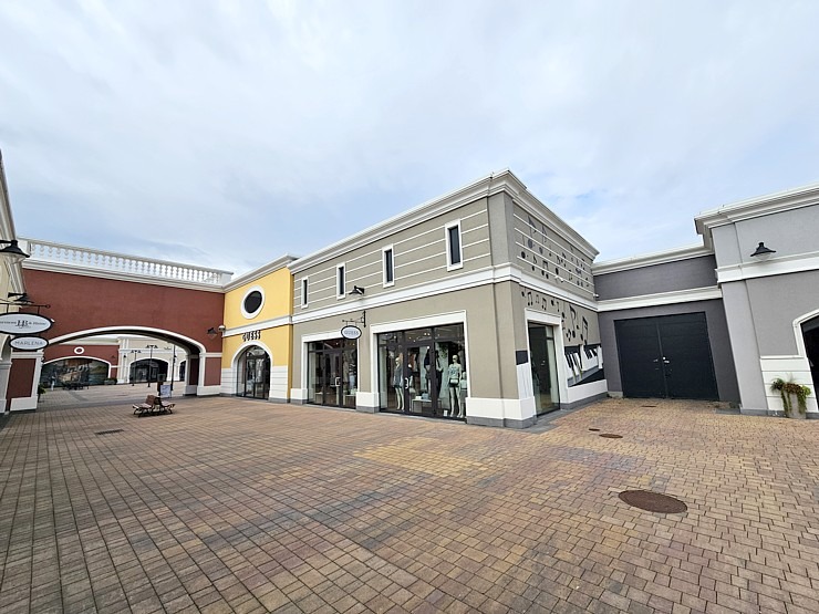 Apmeklējam modernu iepirkšanās ciematu «Via Jurmala Outlet Village» 374803