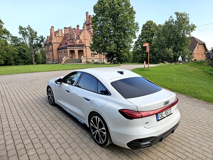 Ar jauno «Audi A5 e-hybrid» ceļojam uz Jaunmoku pili Tukuma novadā 375105