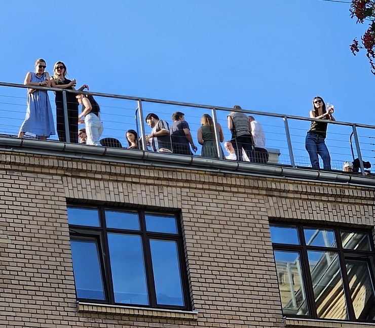 Brīvības ielas 40 pagalma svētki pulcē slavenības un «Tez Tour Latvija» sadarbības partnerus 375365