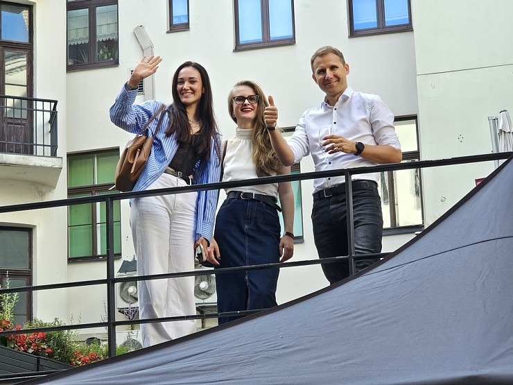 Brīvības ielas 40 pagalma svētki pulcē slavenības un «Tez Tour Latvija» sadarbības partnerus 375375