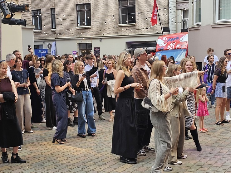 Brīvības ielas 40 pagalma svētki pulcē slavenības un «Tez Tour Latvija» sadarbības partnerus 375376
