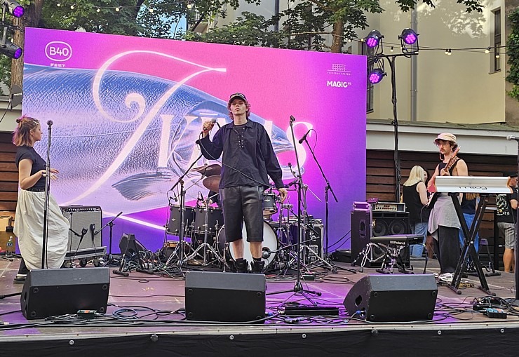 Brīvības ielas 40 pagalma svētki pulcē slavenības un «Tez Tour Latvija» sadarbības partnerus 375350