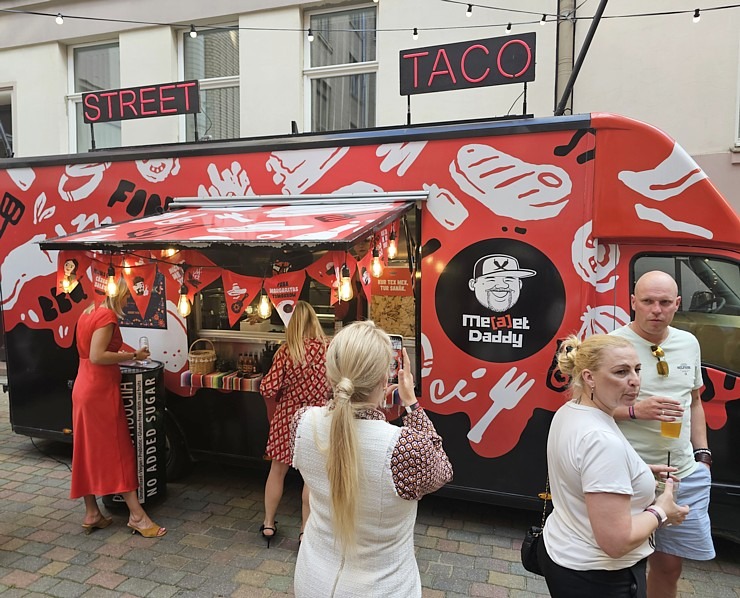 Brīvības ielas 40 pagalma svētki pulcē slavenības un «Tez Tour Latvija» sadarbības partnerus 375354
