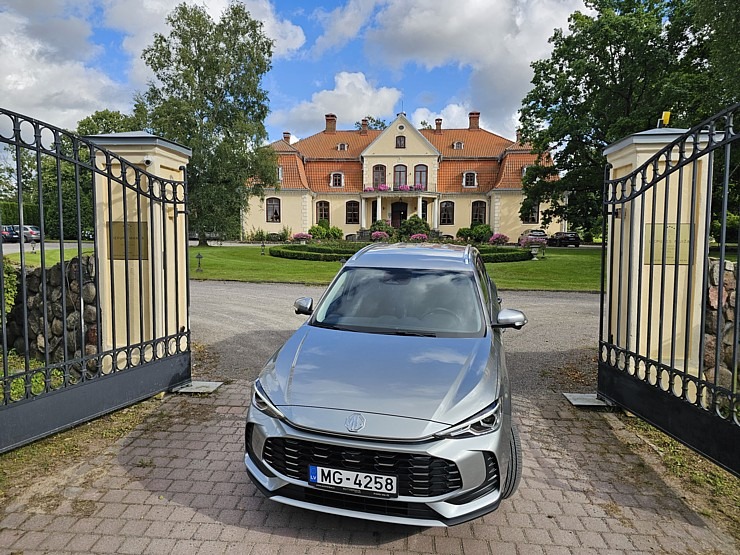 Ar jauno «MG ZS Hybrid+» dodamies uz majestātisko Liepupes muižu Limbažu novadā 375503