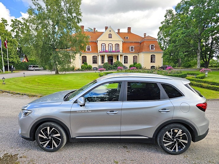 Ar jauno «MG ZS Hybrid+» dodamies uz majestātisko Liepupes muižu Limbažu novadā 375475