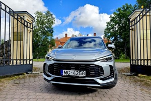 Ar jauno «MG ZS Hybrid+» dodamies uz majestātisko Liepupes muižu Limbažu novadā - Foto