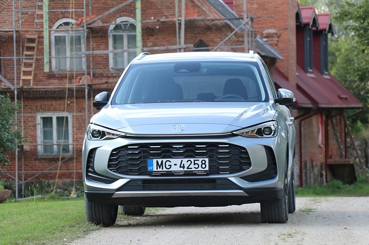 Ar jauno «MG ZS Hybrid+» dodamies uz Nabes pili pie Lādes ezera Limbažu novadā 375528