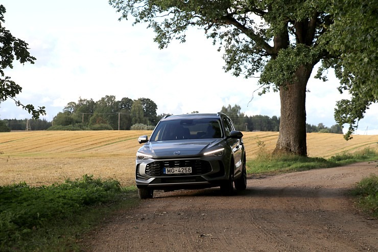 Ar jauno «MG ZS Hybrid+» dodamies uz Nabes pili pie Lādes ezera Limbažu novadā 375551