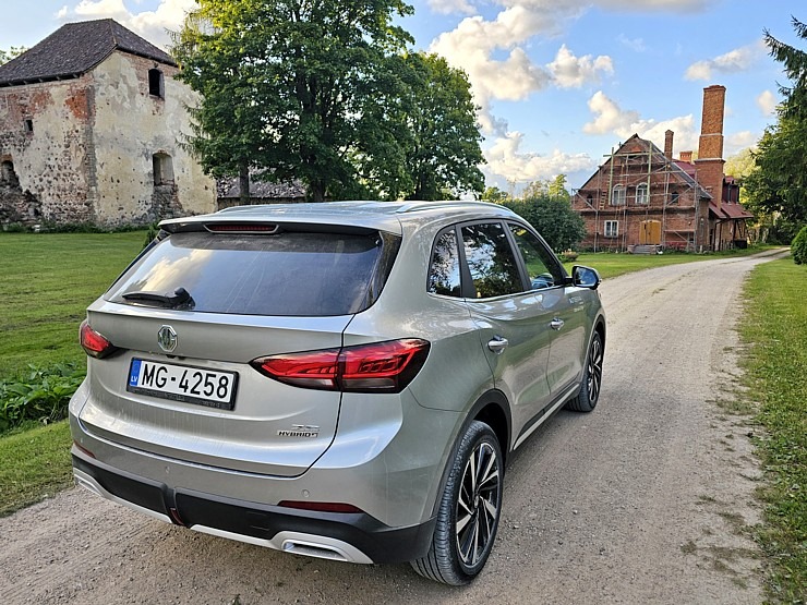 Ar jauno «MG ZS Hybrid+» dodamies uz Nabes pili pie Lādes ezera Limbažu novadā 375530