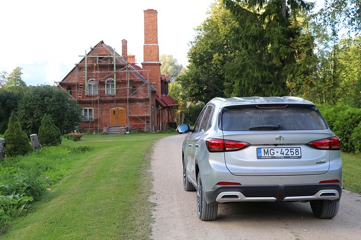 Ar jauno «MG ZS Hybrid+» dodamies uz Nabes pili pie Lādes ezera Limbažu novadā 375531