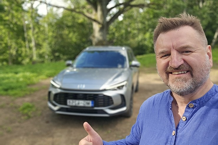 Ar jauno «MG ZS Hybrid+» apmeklējam milzīgo Mīlestības ozolu Limbažu novadā 375572