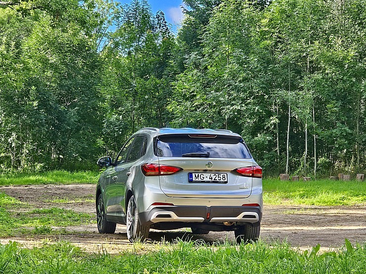 Ar jauno «MG ZS Hybrid+» apmeklējam milzīgo Mīlestības ozolu Limbažu novadā 375584