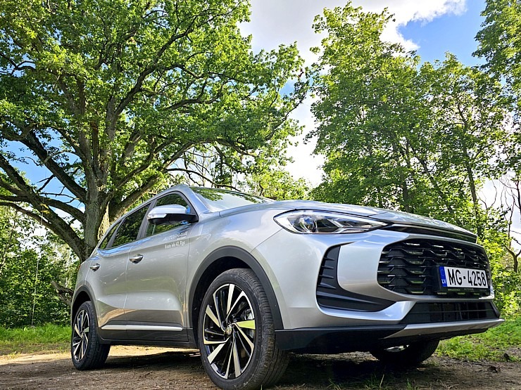 Ar jauno «MG ZS Hybrid+» apmeklējam milzīgo Mīlestības ozolu Limbažu novadā 375586