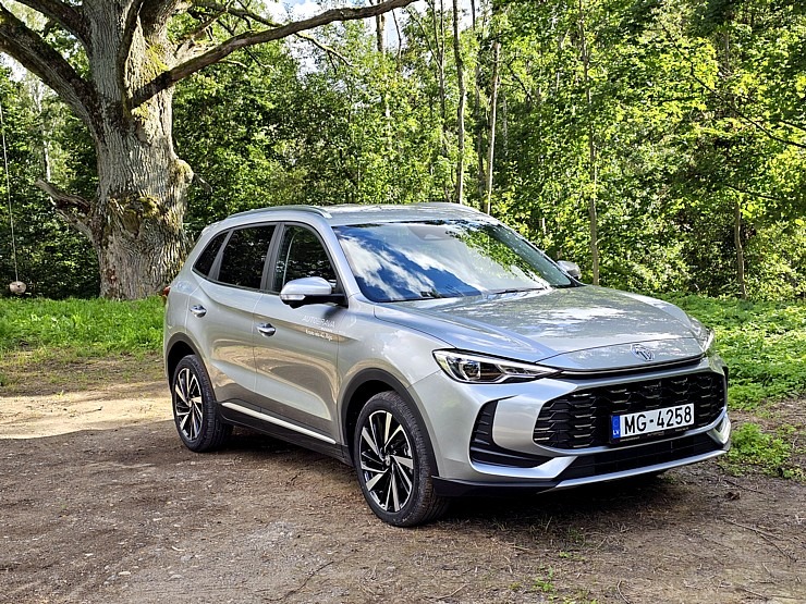 Ar jauno «MG ZS Hybrid+» apmeklējam milzīgo Mīlestības ozolu Limbažu novadā 375589