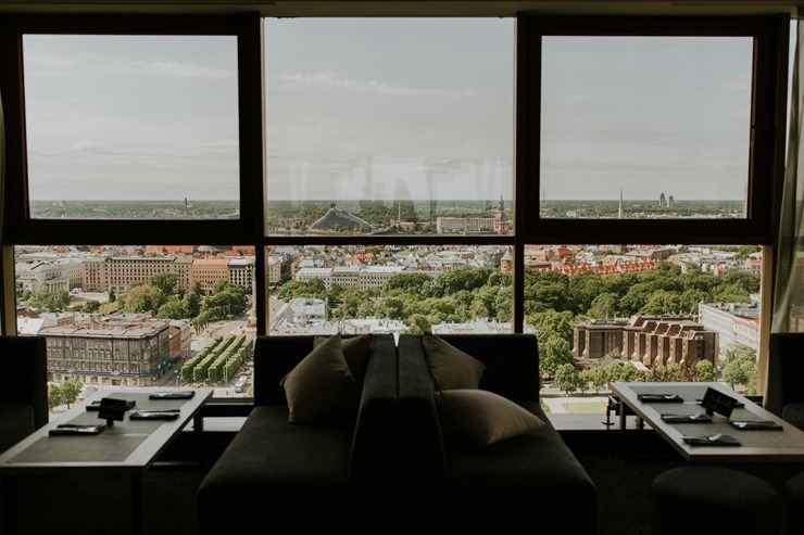 «Skyline Bar Riga» - viens no labākajiem kokteiļu bāriem ar panorāmas skatu pār Rīgu. Foto: skylinebar.lv 375776