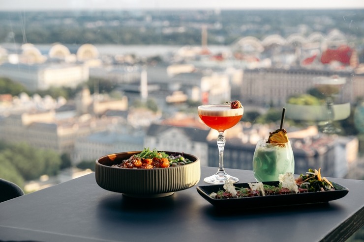 «Skyline Bar Riga» - viens no labākajiem kokteiļu bāriem ar panorāmas skatu pār Rīgu. Foto: skylinebar.lv 375768