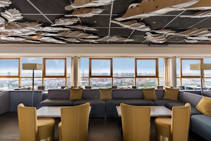 «Skyline Bar Riga» - viens no labākajiem kokteiļu bāriem ar panorāmas skatu pār Rīgu. Foto: skylinebar.lv «Skyline Bar Riga» - viens no labākajiem kokteiļu bāriem ar panorāmas skatu pār Rīgu. Foto: skylinebar.lv 375769