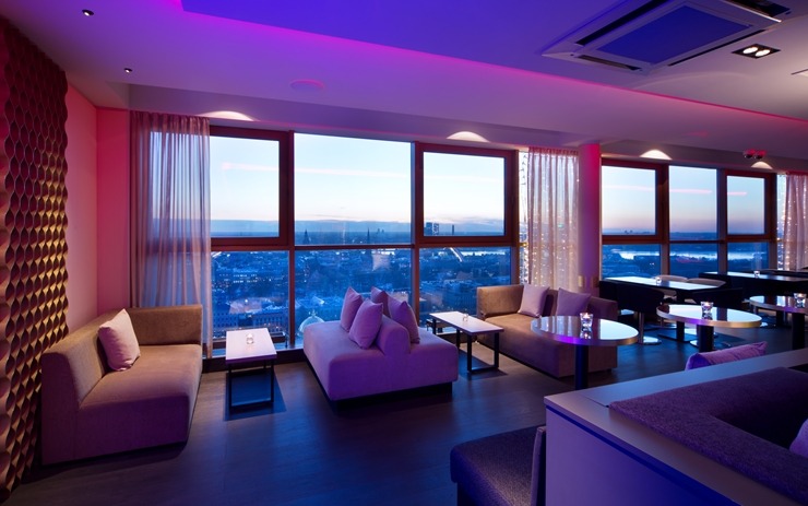 «Skyline Bar Riga» - viens no labākajiem kokteiļu bāriem ar panorāmas skatu pār Rīgu. Foto: skylinebar.lv «Skyline Bar Riga» - viens no labākajiem kokteiļu bāriem ar panorāmas skatu pār Rīgu. Foto: skylinebar.lv 375770