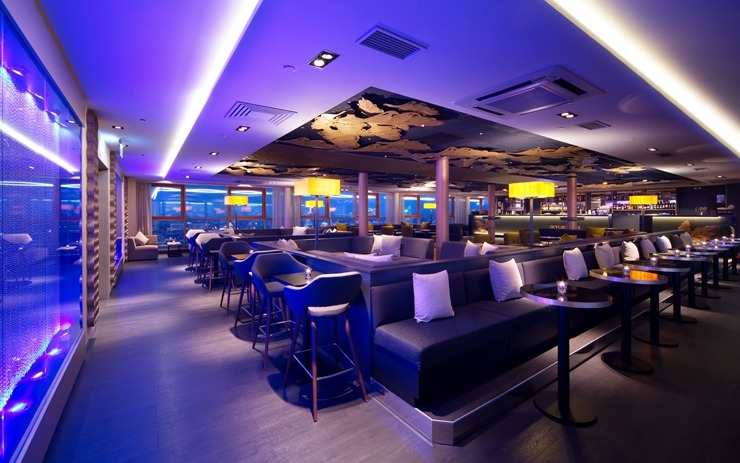 «Skyline Bar Riga» - viens no labākajiem kokteiļu bāriem ar panorāmas skatu pār Rīgu. Foto: skylinebar.lv «Skyline Bar Riga» - viens no labākajiem kokteiļu bāriem ar panorāmas skatu pār Rīgu. Foto: skylinebar.lv 375771