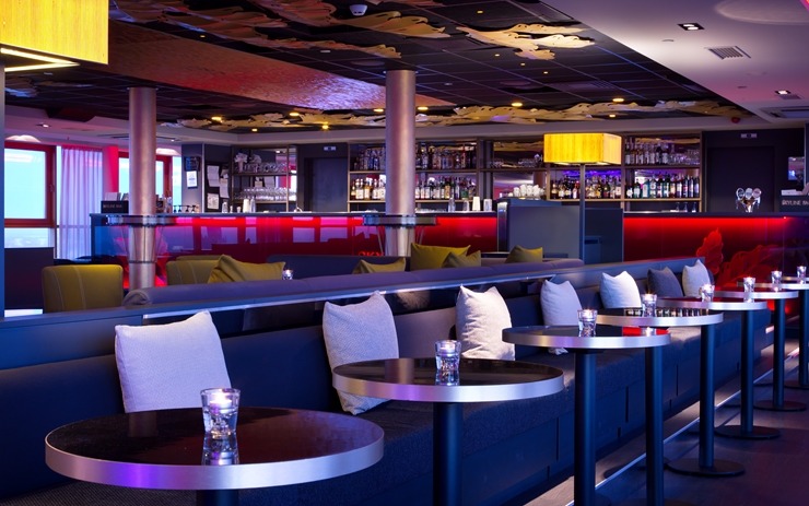 «Skyline Bar Riga» - viens no labākajiem kokteiļu bāriem ar panorāmas skatu pār Rīgu. Foto: skylinebar.lv «Skyline Bar Riga» - viens no labākajiem kokteiļu bāriem ar panorāmas skatu pār Rīgu. Foto: skylinebar.lv 375772