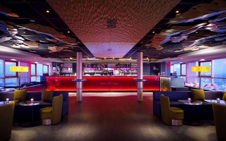 «Skyline Bar Riga» - viens no labākajiem kokteiļu bāriem ar panorāmas skatu pār Rīgu. Foto: skylinebar.lv «Skyline Bar Riga» - viens no labākajiem kokteiļu bāriem ar panorāmas skatu pār Rīgu. Foto: skylinebar.lv 375773