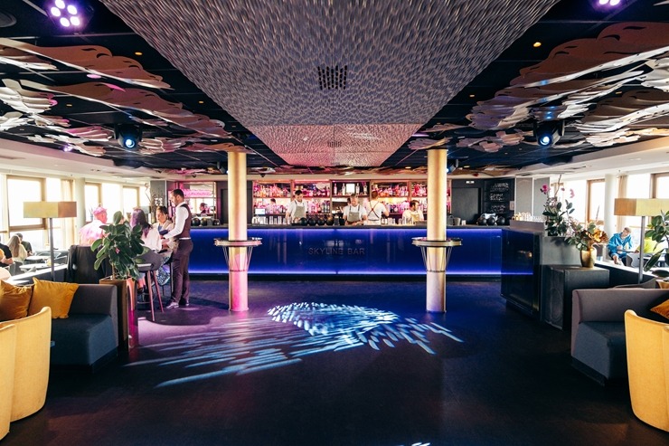 «Skyline Bar Riga» - viens no labākajiem kokteiļu bāriem ar panorāmas skatu pār Rīgu. Foto: skylinebar.lv «Skyline Bar Riga» - viens no labākajiem kokteiļu bāriem ar panorāmas skatu pār Rīgu. Foto: skylinebar.lv 375774